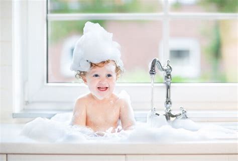 Sitzmulden geben kindern, die bereits selbstständig sitzen können, extra halt. Die richtige Baby - Badewanne
