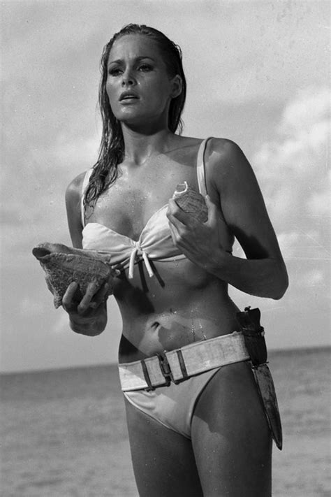 He appeared in such films as knock on any door, all the king's men (both 1949), and rogues of sherwood forest (1950). Bondgirls: 50 jaar lang femmes fatales : Album photo ...