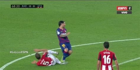 Lionel messi está completando el tratamiento de su tobillo derecho. Video: el defensor del Athletic Club despejó y Messi le ...