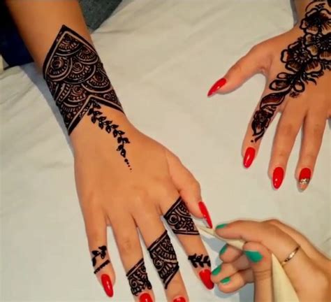 At gb salon you can choose from a variety of layouts to be used with henna. Pinterest• @Yeeza2016 | Henna tattoo, Unique henna, Henna ...