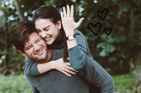 Mengenakan gaun putih bak pengantin, tian terlihat lebih anggun. Bak Cinderella, Cantiknya Irish Bella Berbalut Gaun Putih ...