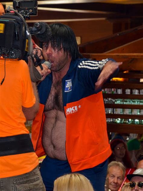 Dein ikke hüftgold hat auf mallorca immer mal wieder angeeckt, seine auftritte waren leider nie ausschließlich von begeisterten weiblichen fans besucht, sondern auch der ein oder andere. Ballermannverbot für Ikke Hüftgold? - Mallorca ...