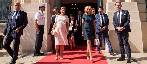 ▶ l'heure des pros : Les jambes de Brigitte Macron n'en finissent pas de faire ...