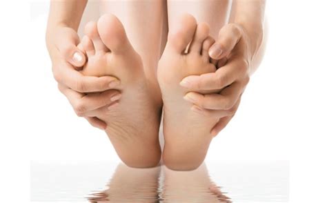 Menggunakan ibu jari untuk memijat bagian tengah telapak kaki bisa membantu untuk mengatasi masalah pencernaan. Keluhan Telapak Kaki Sakit? Ini Penyebab dan Mengatasinya