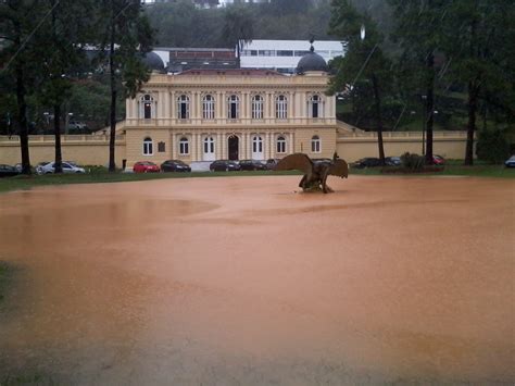 Há 13 horas rio de janeiro municípios do rj recebem mais 600 mil doses de vacina contra a covid esse carregamento inclui 132.450 doses do primeiro lote da janssen, que necessita de apenas uma. EBC | Chuva forte em Petrópolis faz Rio Quitandinha ...
