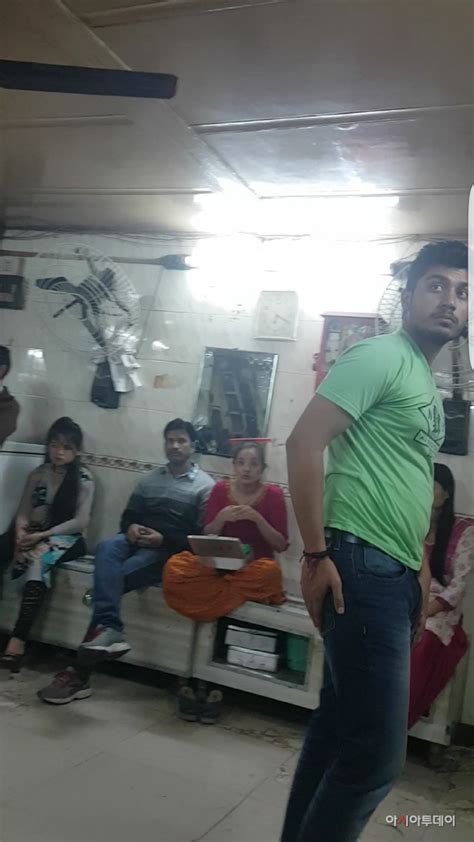 Delhi lajpat nagar metro station red light area 300₹ में पूरी रात जीतनी बार लेनी चाहो. Young Foreign Girls in Delhi's Biggest Red Light District ...