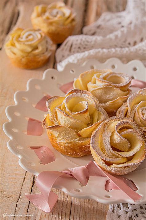 2) srotola sul piano da lavoro, il rotolo di pasta. Rosette di sfoglia con le mele dolce veloce