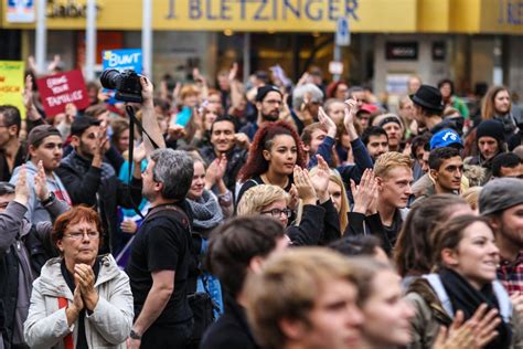 Hier finden sie aktuelle stellenanzeigen fahrlehrer in stuttgart und umgebung. Friedlicher Protest gegen Fremdenfeindlichkeit auf dem ...