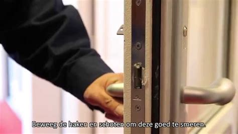 Een binnendeur bijstellen aan de hand van de scharnieren. Onderhoud meerpuntsluiting - YouTube