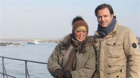 Martin rütter, deutschlands bekanntester hundetrainer, gibt erziehungstipps für mensch und hund. VIP-Hundeprofi: Vom Schei*-Köter zum Wunder-Hund ...