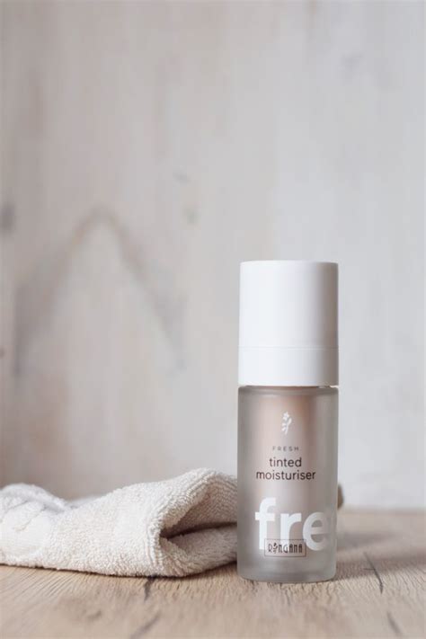 Start by measuring one tablespoon of moisturizer and foundation. Frohnatur.ringana.com Natural tinted moisturizer | Produkt ...