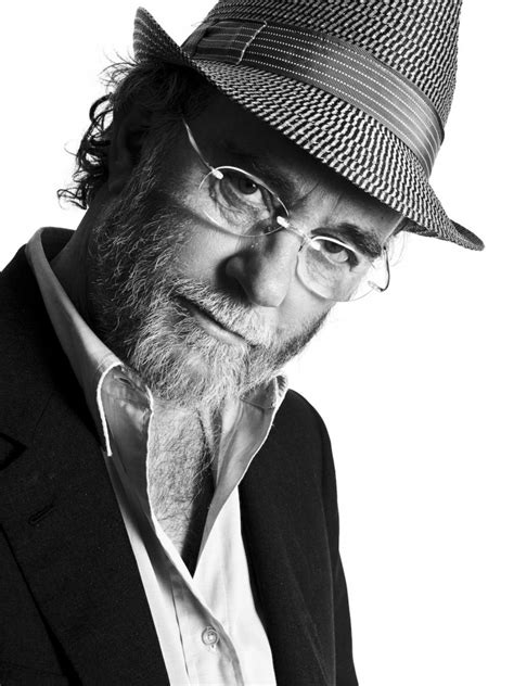 rino gaetano era fisicamente diverso da noi, non aveva l'aplomb da universitari che avevamo noi, nonostante cercassimo di fare i freakettoni. Singer-composer Francesco De Gregori | Gianluigi Di Napoli