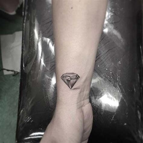 Bu dövmeler özellikle avuç içi, parmak, bilek, omuz gibi yerlere yapılıyor. elmas dövmeleri bilek wrist diamond tattoos | Sırt ...