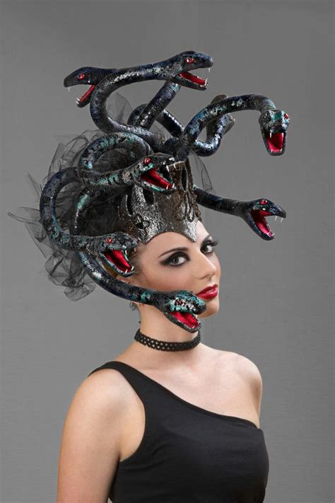 I am back today with this medusa inspired makeup and diy snake headpiece tutorial. Couture-Kopfstück Medusa | Medusa costume, Headpiece, Medusa
