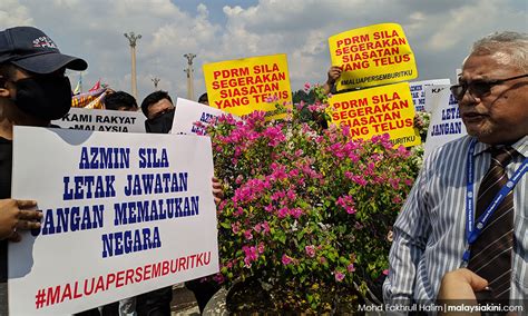 Tapi hendak seribu daya tak hendak seribu dalih. Azmin's confidant confronts 'bashful' protesters