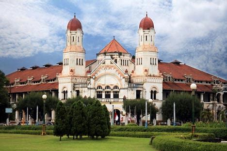 The colonial era building is famous as a haunted house, though the semarang city government has attempted to rebrand it. ARSITEK PELAJAR: Topik 2 (Lawang Sewu di Semarang, Indonesia)