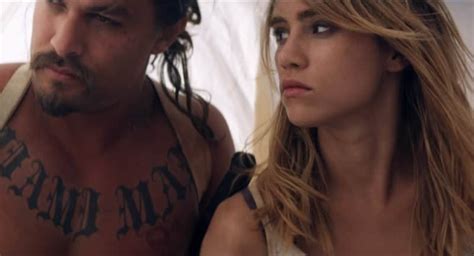Amor carnal, amores canibais, amor carnal, amor carnal (the bad batch), 버려진 자들의 땅, 生存者, 더 배드 배치, amores caníbales. Ana Lily Amirpour's THE BAD BATCH Gets a New Trailer ...