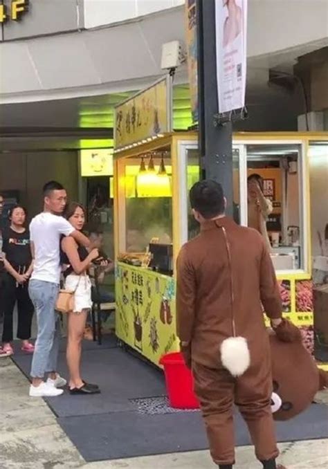 He must've taken selfies or a video to record down his girlfriend's reactions to his sweet surprise, but he caught something that surprised him instead in the background. Man Travels 2,400km & Wears Bear Costume to Surprise GF ...