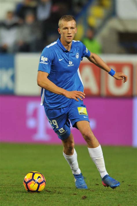 Tomáš souček prefers to play with right foot. FC Slovan Liberec | Chyběla větší rozehranost, ví Tomáš Souček