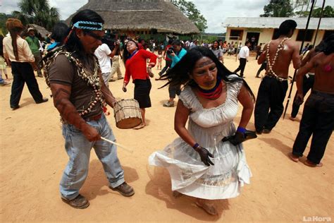 En la provincia de pastaza, en la amazonía ecuatoriana, se prepara la cerveza de la yuca y para ello hay una fiesta. Sarayaku alista su fiesta "UYANZA" - Eco Amazónico