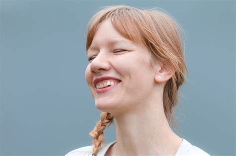 Sandra hüller received a (joint) special mention at the festival of german film in ludwigshafen for her appearance in brownian movement and in über uns das all by jan schomburg. Theaterliebe: Toni Erdmann