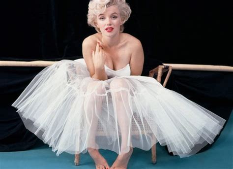 Marilyn monroe), урождённая но́рма джин мо́ртенсон (англ. Фигура Мерлин Монро - секс-символа двадцатого века