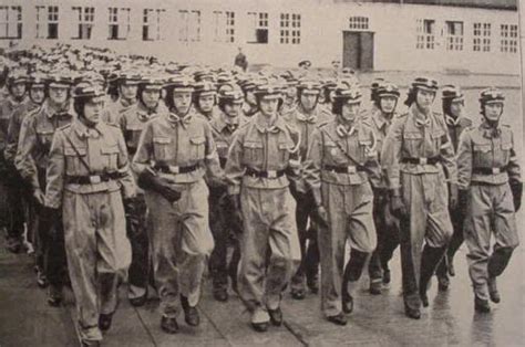 Die sturmabteilung (sa) war eine gliederung der nationalsozialistischen deutschen arbeiterpartei und bildete mit der ss und dem nskk die politische kampfgruppe. Sturmabteilungen: the SA, Storm Troopers