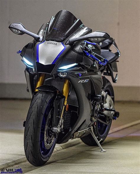 Yamaha yzf r1m is a sports bike it is available in only one variant and 2 colours. Pin de Cadu em aSuperbike | Motorcycle em 2020 | Motos ...