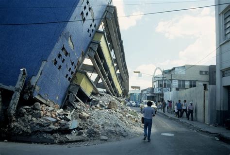 Dieser vorgang erzeugt kurzzeitige erschütterungen, die sich als seismische impulse oder wellen vom erdbebenherd ausbreiten und von seismographen aufgezeichnet werden. Erdbeben II Foto & Bild | north america, central america ...