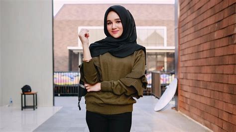 Aktris itu ditangkap dalam kondisi tak berbusana lengkap bersama seorang pria. Biasa Seksi, Ini 7 Foto Hana Hanifah Berhijab - Foto 1
