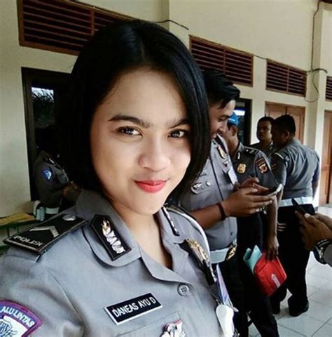 Seperti gambar potongan rambut polwan cantik dengan berbagai model dan gaya yang kini semakin banyak pilihan. Ini Dia Polwan Cantik yang Mirip Penyanyi Raisa ...