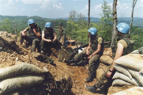 The town of srebrenica and the region surrounding it were established as a 'safe zone' for bosniak muslims in the context of the wider bosnian war. Dutchbat zit in hart Srebrenica | 06 | Landmacht