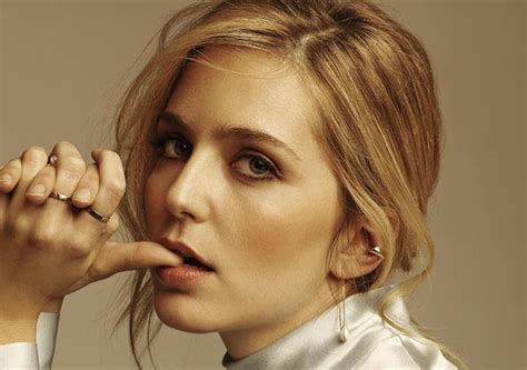Body brokers cuenta la historia real y nunca contada hasta el momento del proyecto multimillonario de tratamientos de drogas y alcohol, en el que antiguos adictos y traficantes se vuelven millonarios cuando se convierten en traficantes de cuerpos. Jessica Rothe Height, Weight, Measurements, Age, Wiki, Bio ...