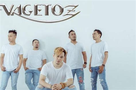 G kini aku kau hina g kini aku kau buang c jauh dari hidupmu am kini aku sengsara c d roda memang telah berputar chorus em d Lirik Lagu 'Saat Kau Pergi' Milik Vagetoz Lengkap Dengan Video Klip - Sonora.id