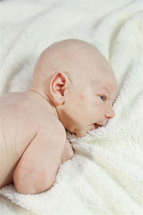 Nackte skizze, große nackte kunstdruck, akt zeichnung, nackte frau, nackte frau brust, kunst für schlafzimmer, badezimmer, über dem bett, versendet druck. Kleines Baby nackt in einem Bett — Stockfoto ...