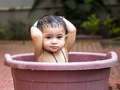 Padahal, agnes merupakan anak pendiam. 8 Tips Agar Balita Tak Takut Mandi, Jangan Puji Berani ...