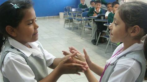 En vez de solo quedarse paradas en el mismo lugar, las personas que han sido atrapadas tienen que sentarse en cuclillas estirando la mano como si estuviesen sentadas en el baño con la mano en la cadena. Me subo a la moto, juego de coordinación con las palmas de ...