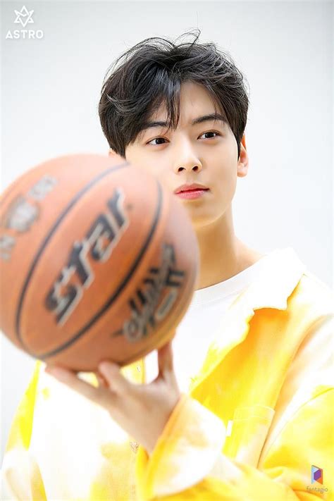 His height is 1.83 m and weight is 70 kg. Cha Eun Woo Brother - Korean Idol