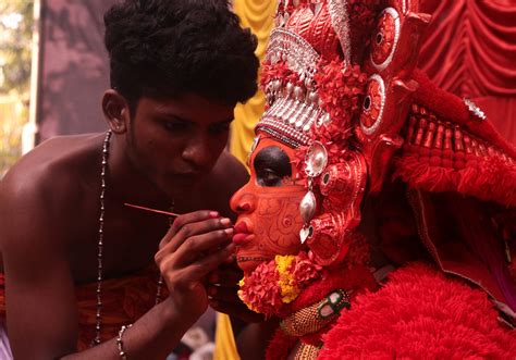 Vishnumoorthi ottakolam meleri or agni pravesham chadangu. Artist painting face for Theyyam ritual - Free Image by ...