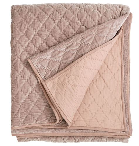 Find the perfect bedspread for your bedroom. Nordal Sengetæppe i velour 220x270 (med billeder ...