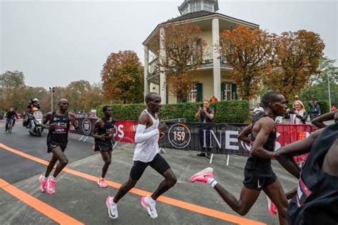 Most recreational runners heel strike whereas some runners land the best runners in the world, from east africa, including eluid kipchoge, tirunesh. Kenya's Kipchoge Breaks World Marathon Record In Vienna ...