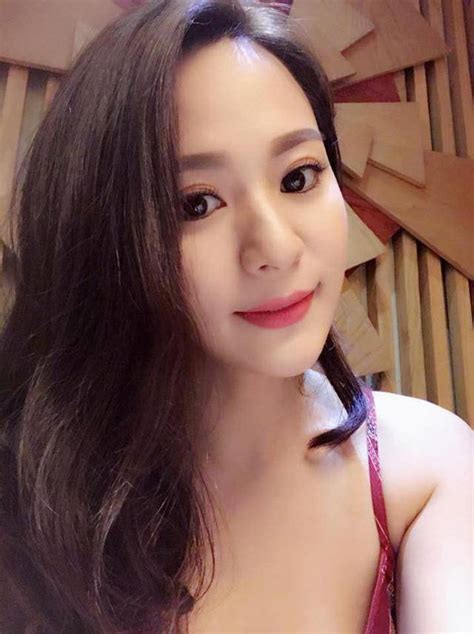 Hà my từng là một giọng ca nổi tiếng từ những năm 1990 với dòng nhạc trữ tình, cải lương. Con nuôi của Hoài Linh và dàn nghệ sĩ Việt có nhan sắc ...