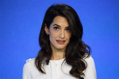 Amal clooney opened by quoting biden on the struggle between democracies and autocracies. Amal Clooney, la sua prima volta… con la minigonna