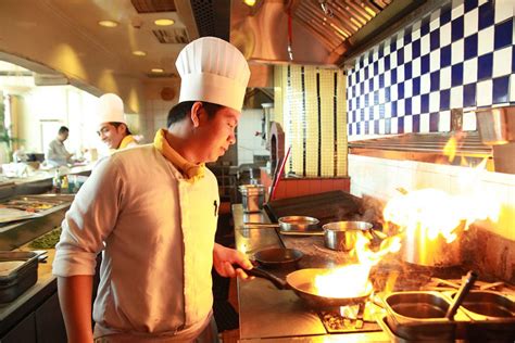 Limpiamos paredes y suelos, cocinas de fuegos, freidoras, planchas, hornos la periodicidad depende del trabajo de la cocina y del tipo de comida, pero una limpieza anual es lo que se aconseja para que la extracción se. Limpieza de conductos de campanas de cocina - Equipos de ...