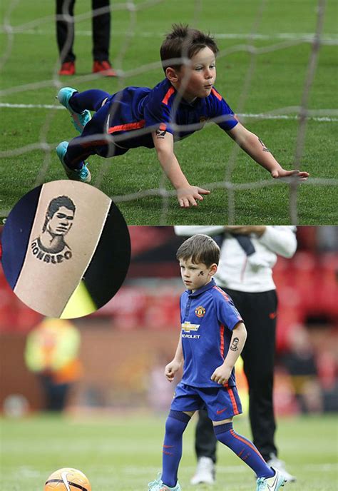 Xăm hình còn được gọi là thích thanh (dùng mực xanh chích lên người) là tục người xưa thường dùng khắc chữ lên mặt hoặc lên người phạm nhân. Con trai Rooney vẽ hình xăm Ronaldo và Messi trên cánh tay | 2banh.vn