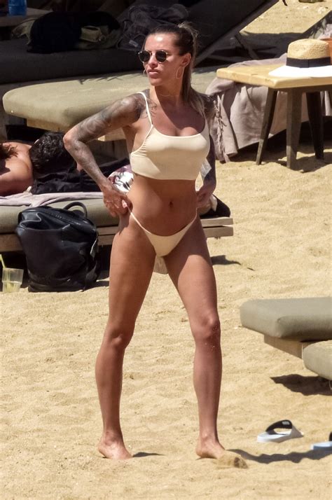 Alman oyuncu sophia thomalla ile ilişkisi olduğu bilinen karius, mykonos'ta kimliği bilinmeyen bu. Sophia Thomalla At the beach on Mykonos Island - Celebzz ...