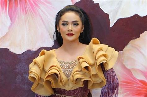Meski hanya di rumah hasil fotonya boleh dipertimbangakan loh. Bak Kakak dan Adik, Intip Penampilan Krisdayanti yang ...