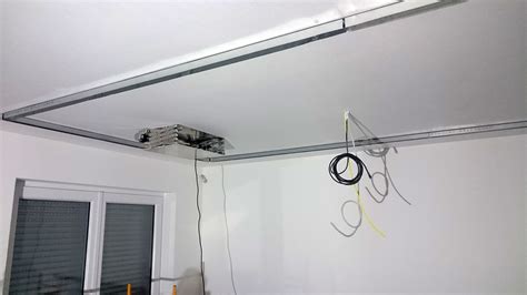 Es sollte eine indirekte beleuchtung eingebaut werden. Abgehängte Decke mit indirekter Beleuchtung (Lichtvouten ...