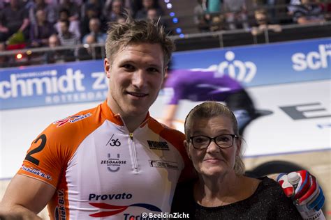 Both physical and mental strength are required to beat your opponent in track cycling. Baanwielrennen is voor bikkels