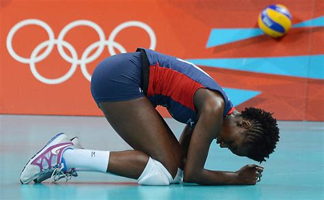 Brasil e estados unidos, embalados por rosamaria, brigam pelo ouro no vôlei — foto: Brasil x Estados Unidos - final do vôlei feminino - 02/06 ...